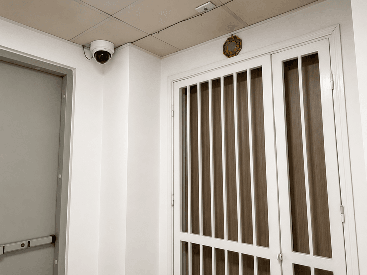 Lắp camera nhà mình nhưng chĩa sang nhà hàng xóm có bị xử phạt?- Ảnh 1.