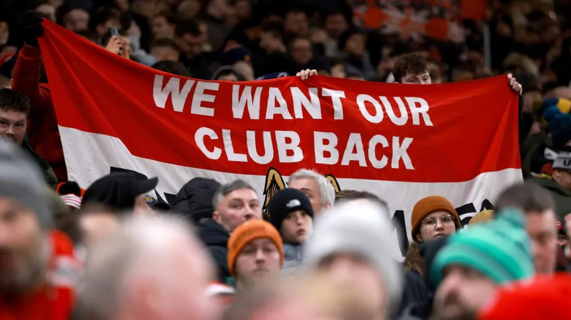 Cổ động viên Manchester United bất mãn với ban lãnh đạo.