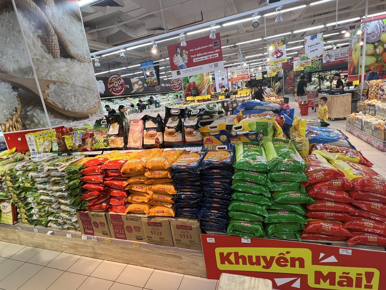 Gạo bày bán tại siêu thị