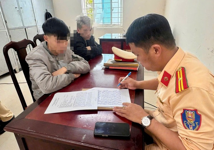 Tịch thu phương tiện, phạt tiền thanh niên 'bốc đầu' xe máy để câu view trên TikTok- Ảnh 2.