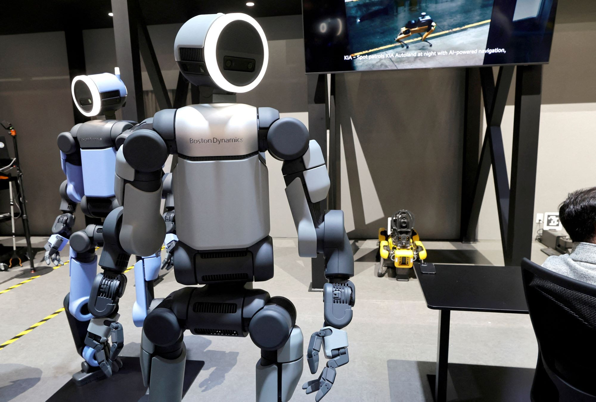 Robot hình người Atlas của Boston Dynamics được trưng bày tại gian hàng Hyundai Motor Group ở triển lãm CES 2026, Las Vegas (Mỹ). (Ảnh: Reuters)