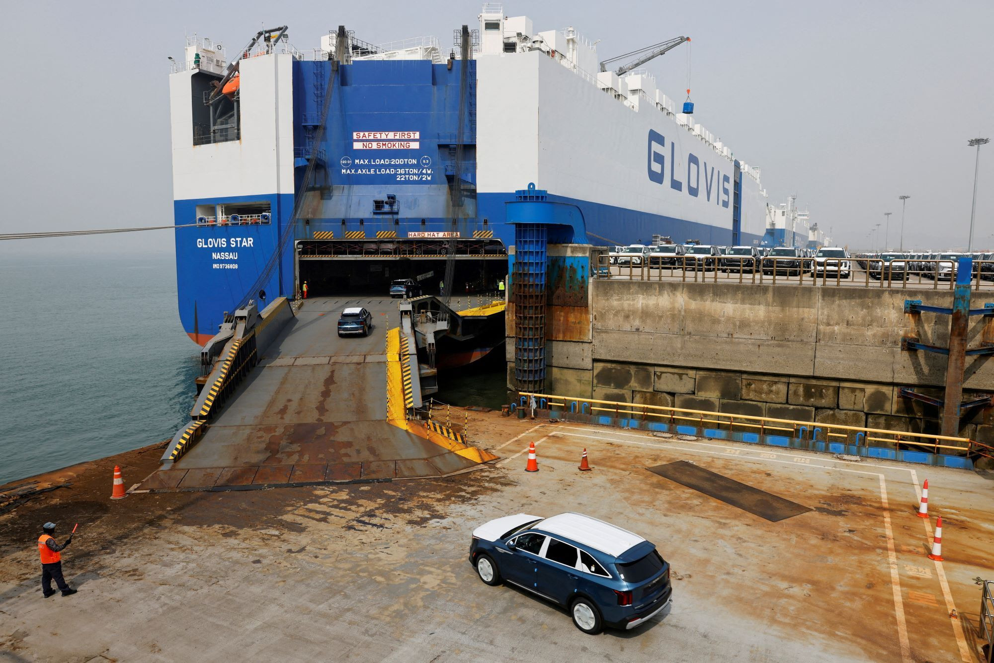Xe Kia xuất khẩu được đưa lên tàu vận chuyển của Hyundai Glovis tại cảng Pyeongtaek (Hàn Quốc). (Ảnh: Reuters)