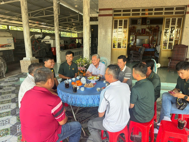 Lãnh đạo Tập đoàn Lộc Trời trao đổi với bà con nông dân xã Mỹ Thuận, tỉnh An Giang