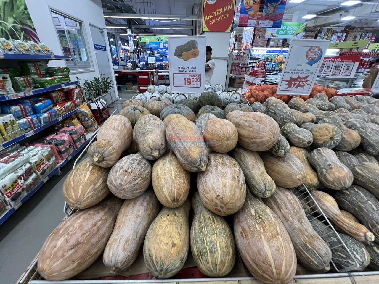 Nông sản nội địa bày bán thiếu ngày sản xuất và thông tin đơn vị sản xuất