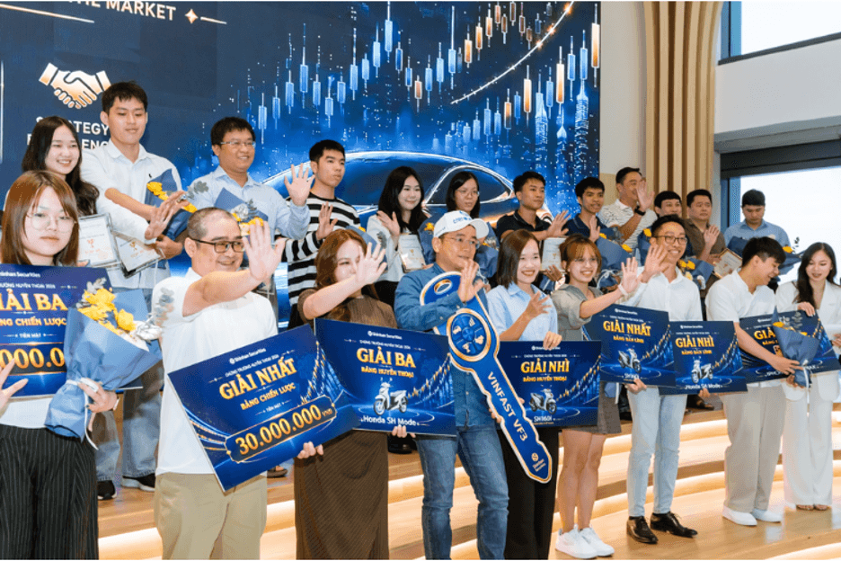 Khoảnh khắc các nhà đầu tư giao lưu chụp hình sau sự kiện trao giải Chứng trường huyền thoại.