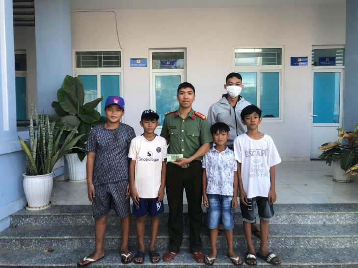 Nhặt được 5 triệu đồng, 4 học sinh liền làm ngay việc này- Ảnh 1.
