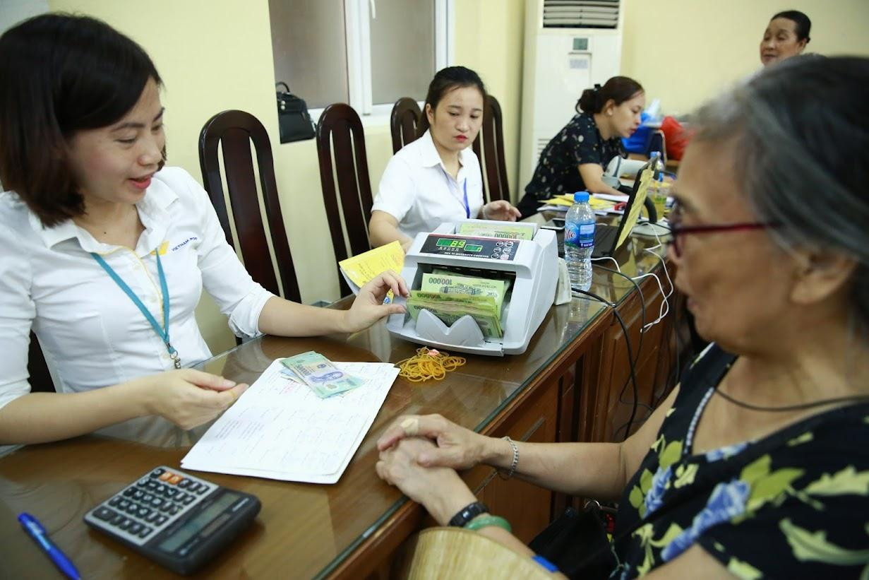 Người dân nhận lương hưu bằng tiền mặt tại các điểm chi trả
