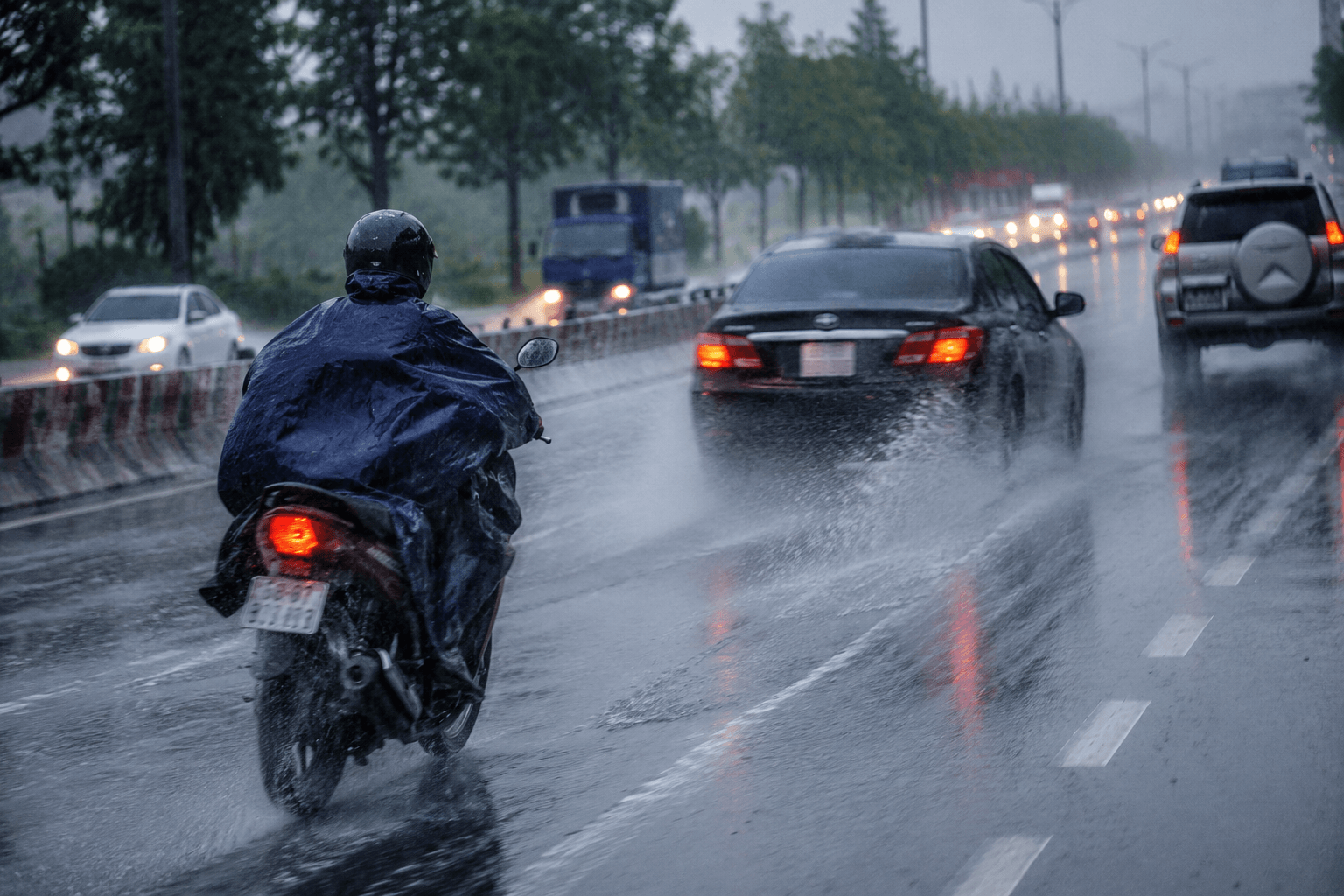 Tai nạn giao thông tăng khi mưa lớn, đường trơn vì nhiều người vẫn giữ thói quen này- Ảnh 2.
