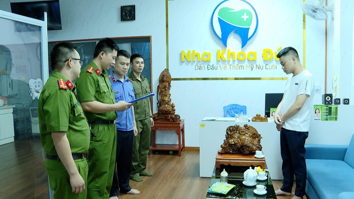 Không phải bác sĩ vẫn mở phòng khám và 'điều trị' cho bệnh nhân- Ảnh 1.