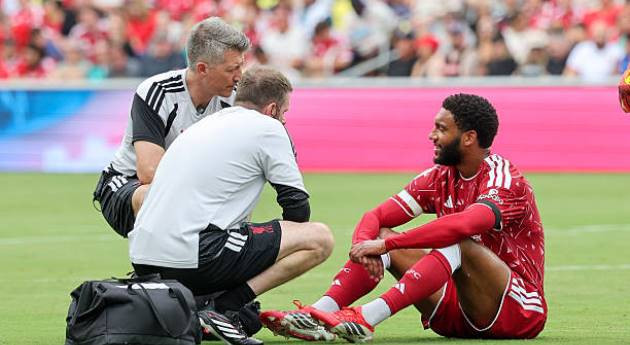 Trung vệ Joe Gomez gặp chấn thương khiến hàng thủ Liverpool càng thêm khủng hoảng