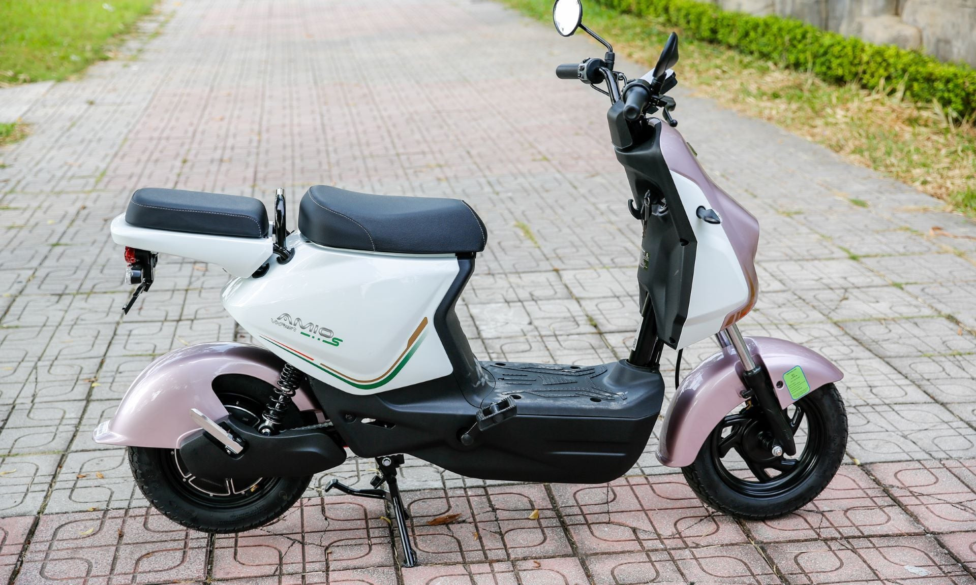 VinFast Amio S2: Mẫu xe 'vừa lòng phụ huynh, đúng ý học sinh' - 1