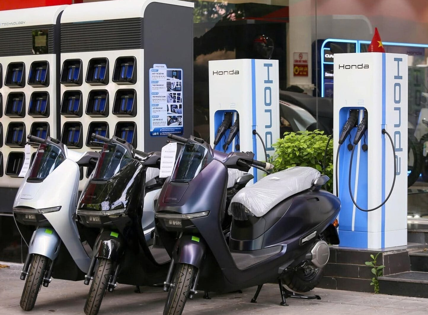 Honda UC3 cùng hệ thống trạm sạc. (Ảnh: HVN)