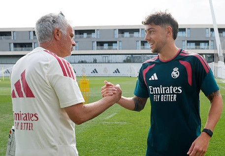 Cái bắt tay của Mourinho với Fede Valverde.