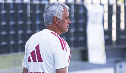 Mourinho đang gánh trên vai trách nhiệm phục hưng Real.