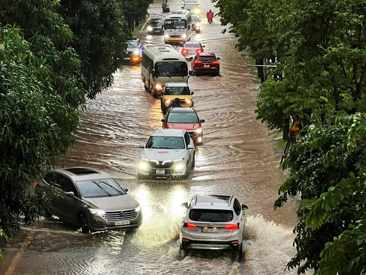 Mưa lớn ngày 28/7, hệ thống thoát nước Hà Nội đáp ứng đến đâu? - Ảnh 1.