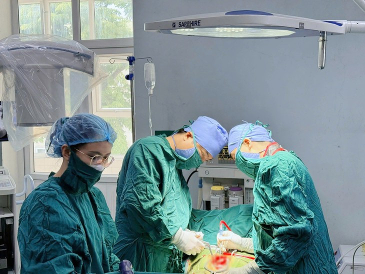 Lần đầu tiên triển khai thành công kỹ thuật thay thân đốt sống Titan tại Nghệ An- Ảnh 1.