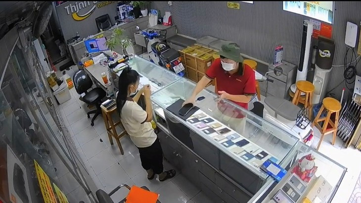 Cướp hai iPhone rồi bỏ trốn, 9X được gia đình đưa đến công an đầu thú- Ảnh 1.