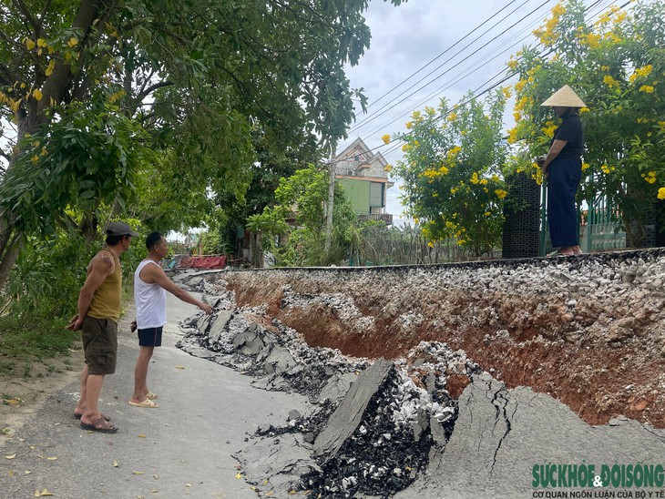 Người dân bất an vì đoạn đường trước nhà bỗng nứt toác, sụt lún hơn 2m- Ảnh 1.