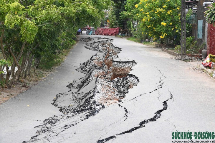 Người dân bất an vì đoạn đường trước nhà bỗng nứt toác, sụt lún hơn 2m- Ảnh 2.