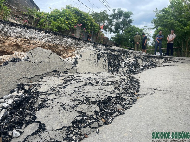 Người dân bất an vì đoạn đường trước nhà bỗng nứt toác, sụt lún hơn 2m- Ảnh 4.