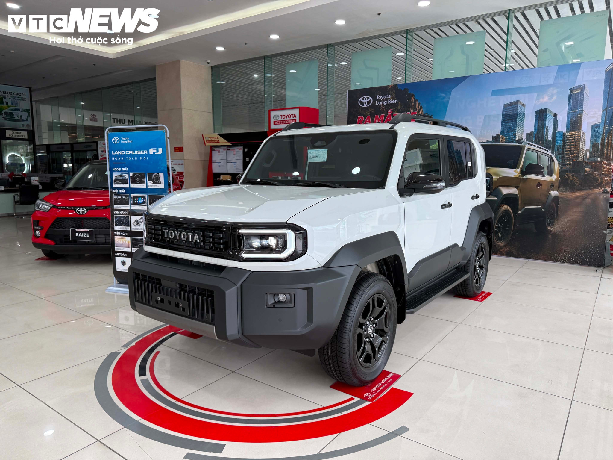 Toyota Land Cruiser FJ được Toyota Việt Nam phân phối với một phiên bản sử dụng động cơ xăng 2.7L, hệ dẫn động 4WD và giá bán từ 1,198 tỷ đồng. (Ảnh: PT)