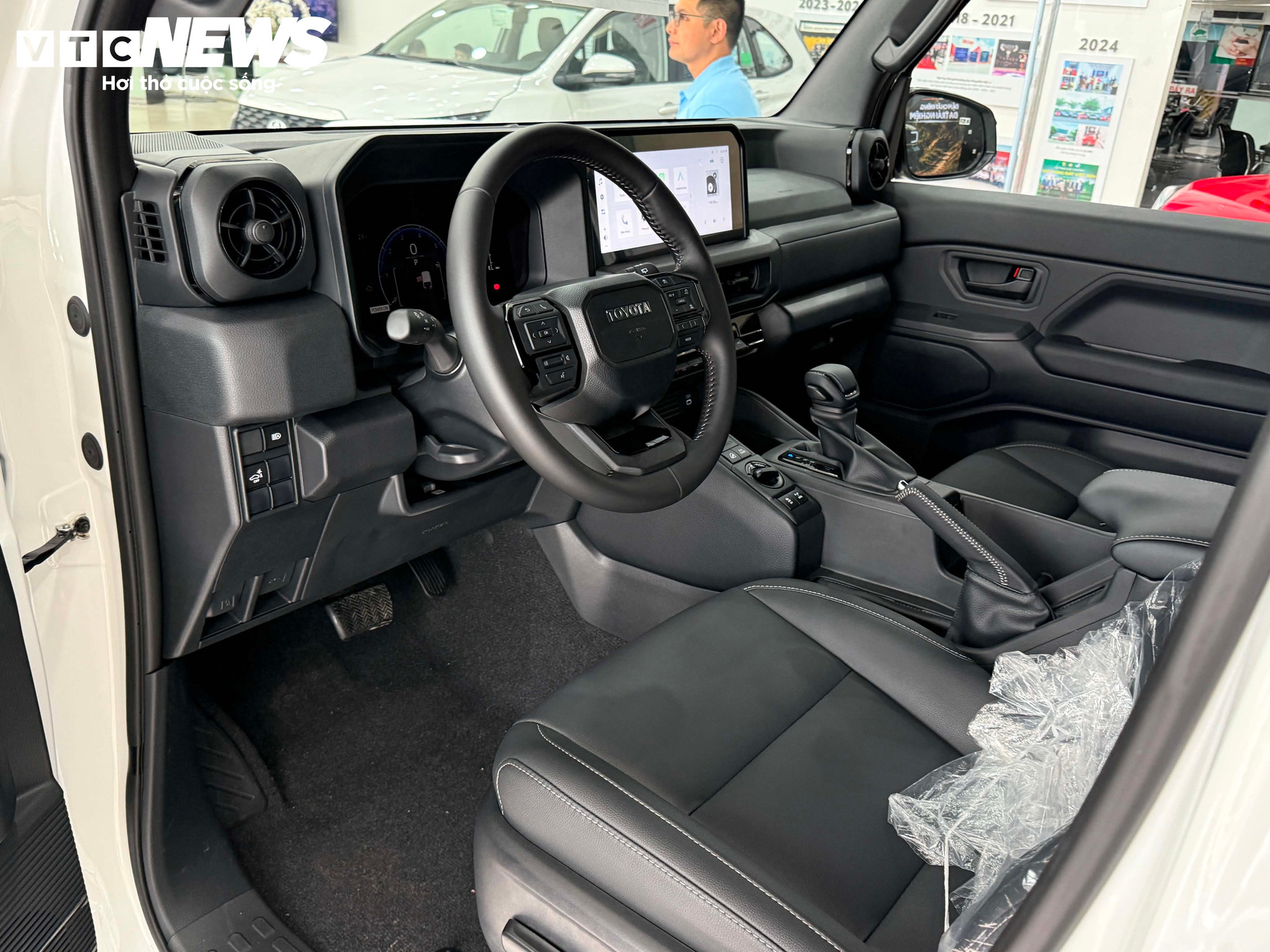 Khoang lái Land Cruiser FJ được thiết kế theo phương ngang, trang bị màn hình giải trí 12,3 inch và màn hình đồng hồ kỹ thuật số 7 inch, ưu tiên khả năng quan sát và thao tác của người lái. (Ảnh: PT)