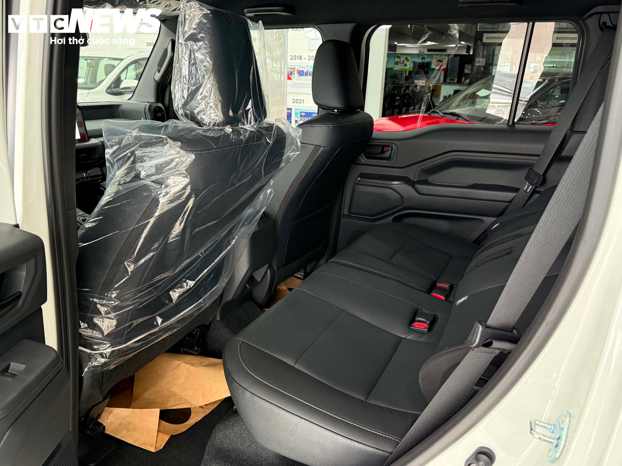 Hàng ghế thứ hai của Land Cruiser FJ có thể trượt, điều chỉnh độ ngả và gập linh hoạt để tối ưu không gian sử dụng. (Ảnh: PT)