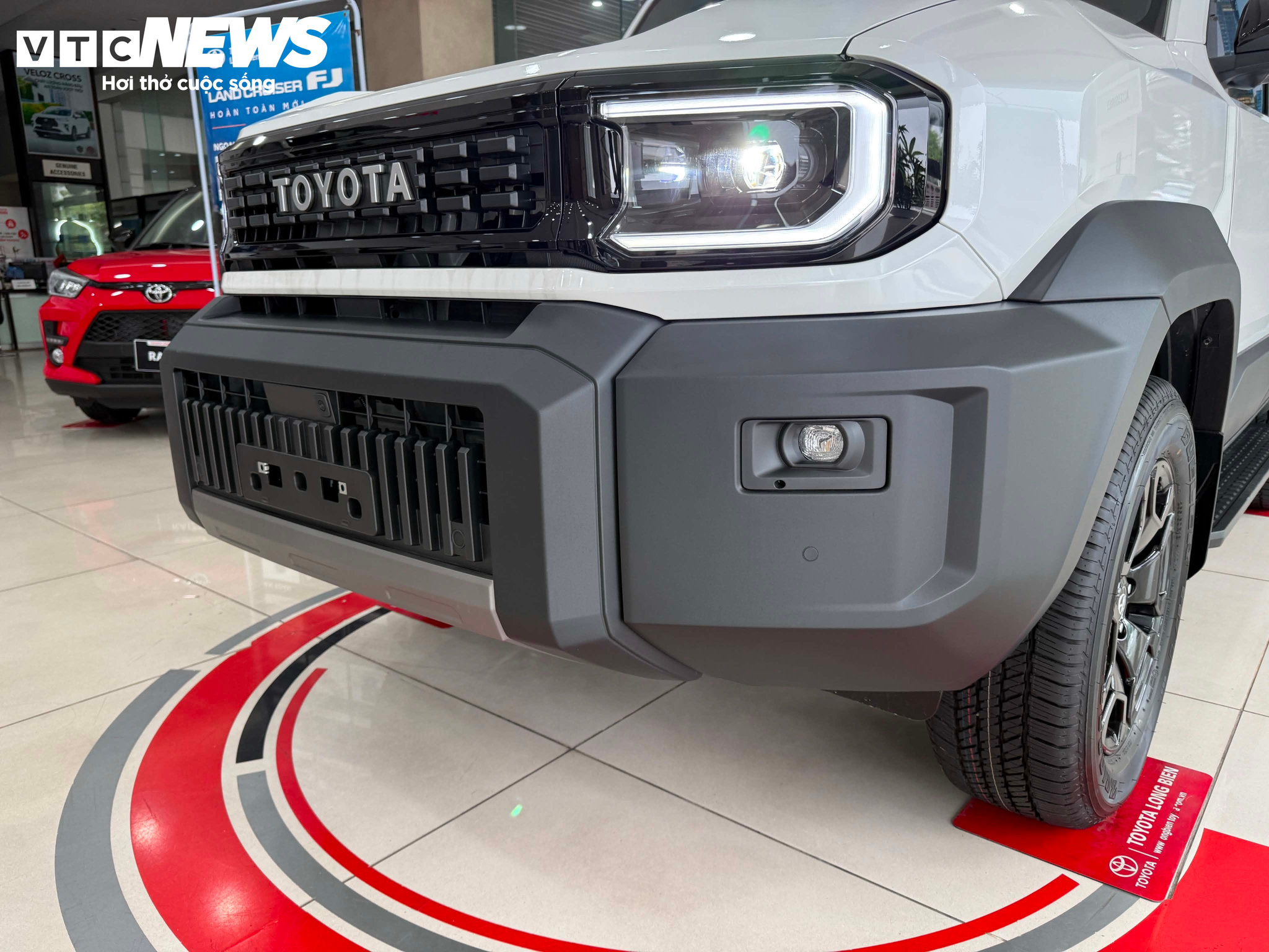 Phần đầu xe Land Cruiser FJ nổi bật với dòng chữ TOYOTA thay cho logo truyền thống, kết hợp thiết kế vuông vức đặc trưng của dòng SUV địa hình. (Ảnh: PT)