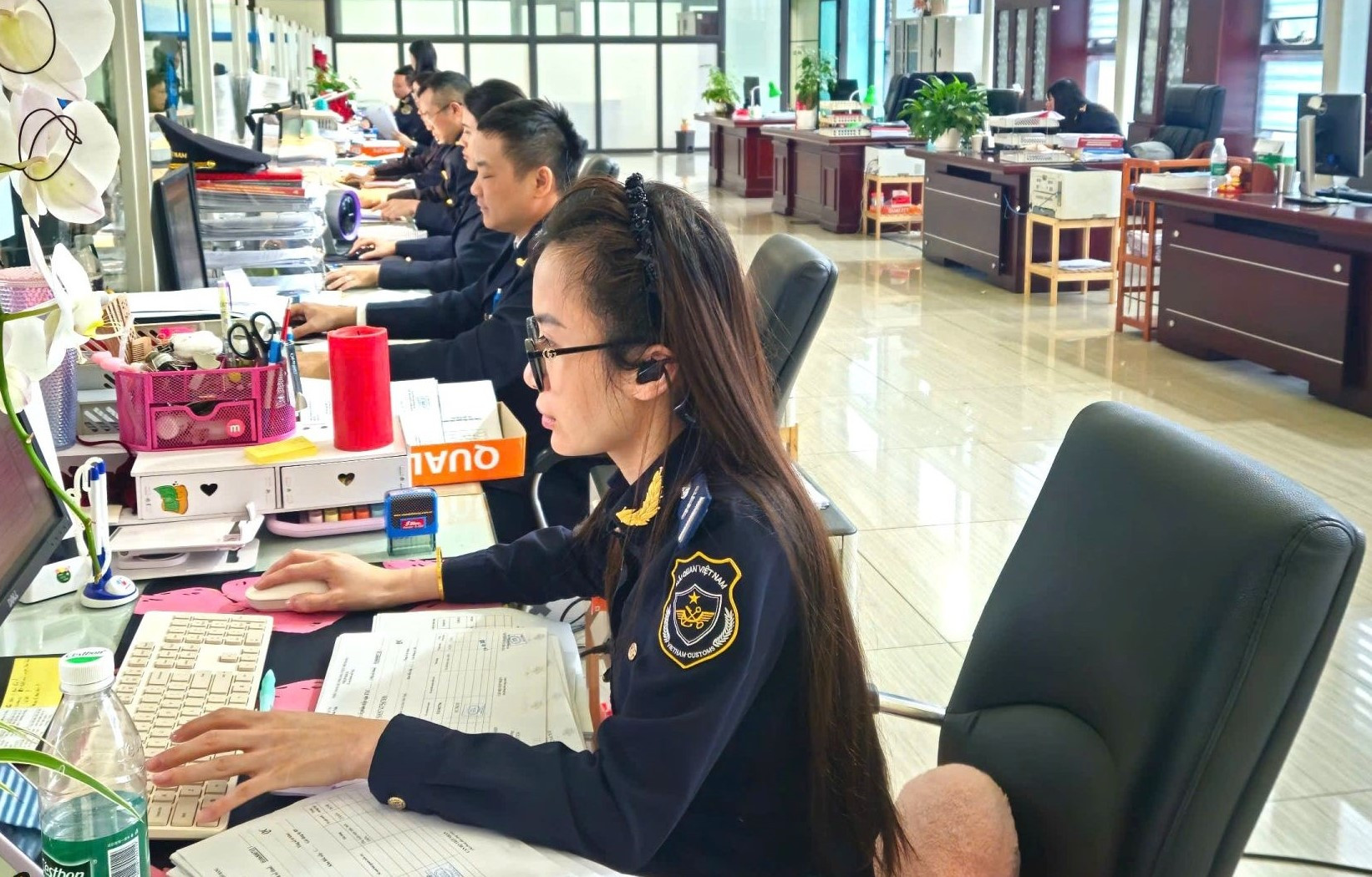 Công chức Hải quan cửa khẩu quốc tế Hữu Nghị thực hiện thủ tục cho doanh nghiệp