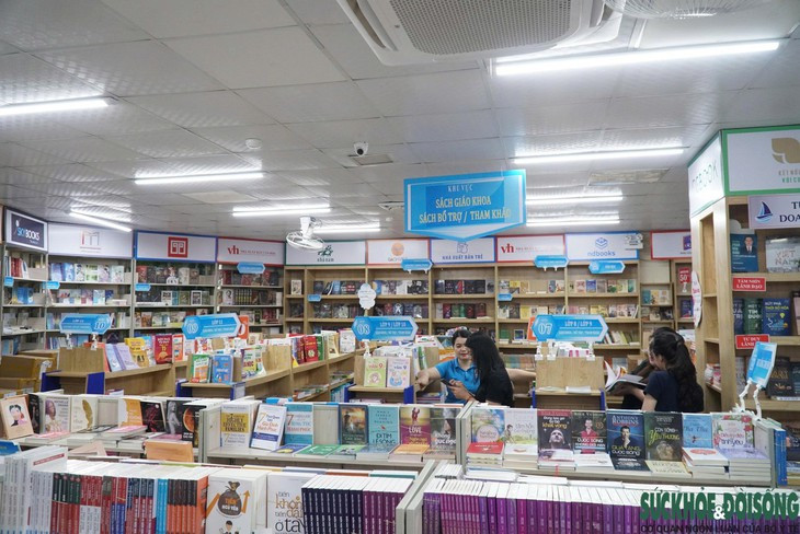 Năm đầu thống nhất một bộ sách giáo khoa: Giá giảm, không còn cảnh chạy tìm sách - Ảnh 1.