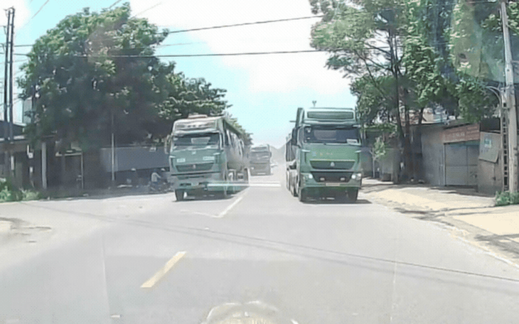 Video ô tô 'đứng hình' trước pha vượt ẩu của xe đầu kéo- Ảnh 2.