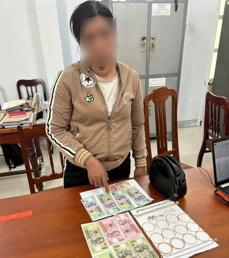 Bắt người phụ nữ trộm túi xách chứa vàng, tiền trị giá 120 triệu trong bãi giữ xe bệnh viện- Ảnh 1.