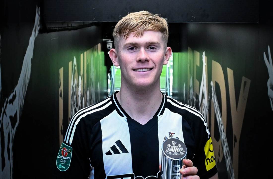 Lewis Hall trẻ hơn Shaw 10 tuổi và có tiềm năng lớn. Ảnh: Newcastle United FC.