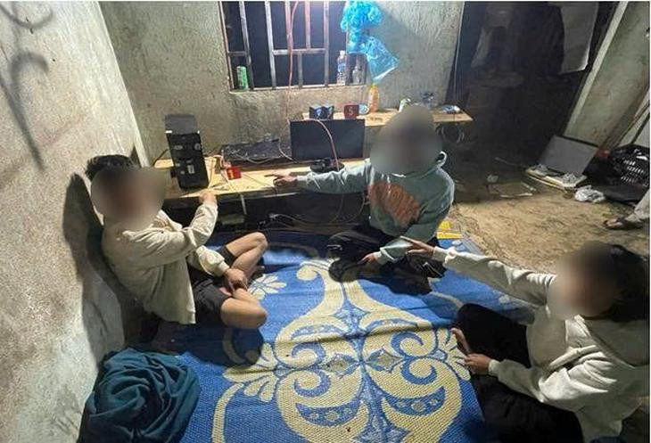 Bắt quả tang nhóm đối tượng sử dụng ma túy trong nhà thuê- Ảnh 1.