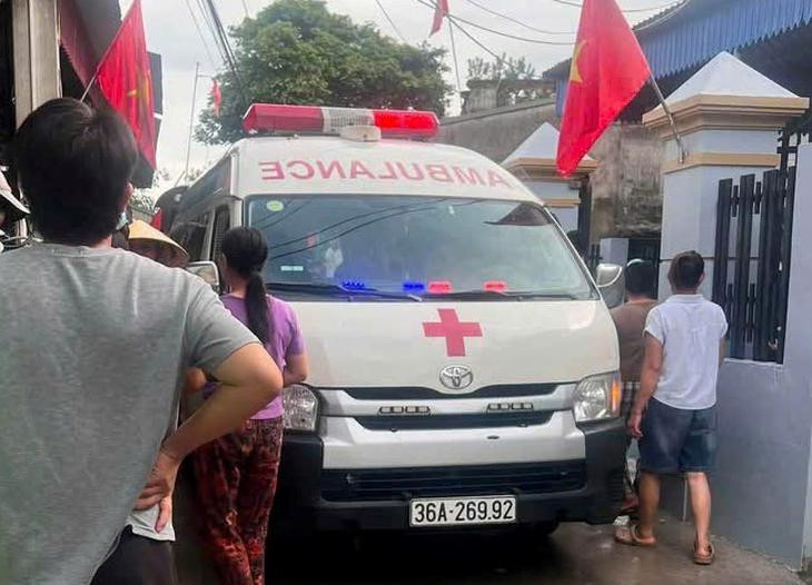 Đứng gần biển quảng cáo dưới mưa, 2 anh em ruột tử vong do điện giật- Ảnh 1.