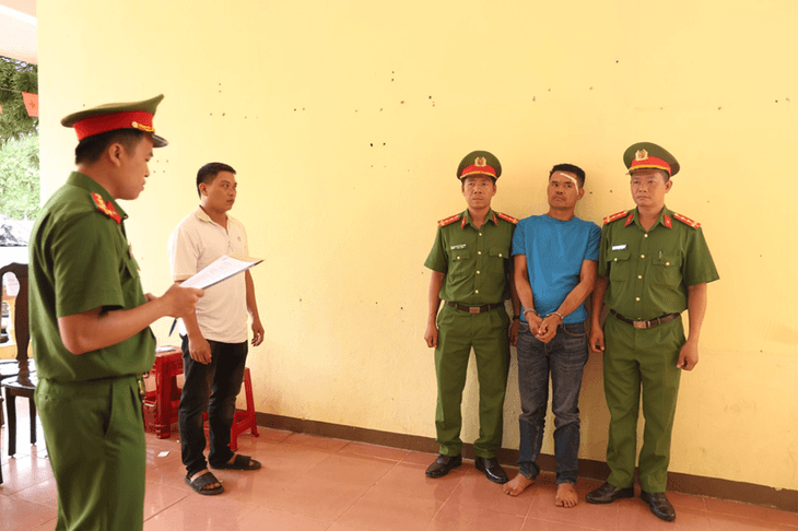Dùng rựa chém bị thương 2 cán bộ công an rồi cố thủ trong nhà- Ảnh 2.