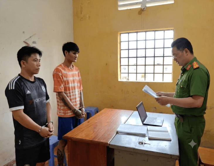 Tạm giữ khẩn cấp hai đối tượng nghiện ma túy cướp giật điện thoại của trẻ em- Ảnh 1.