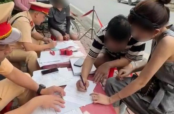 Người nước ngoài lái ô tô không có bằng lái, chủ xe đối diện mức phạt 80 triệu đồng- Ảnh 1.