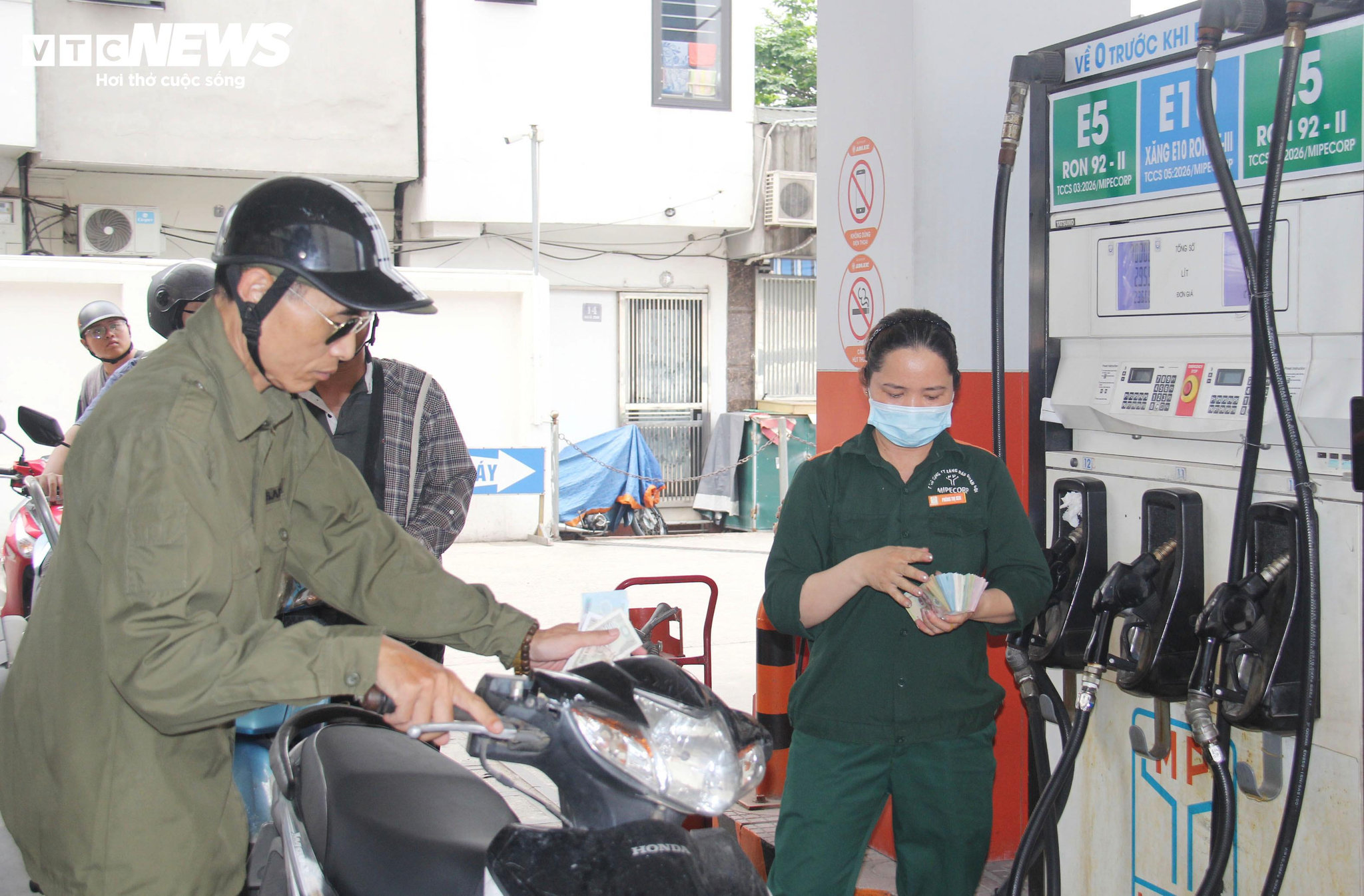 Trạm xăng dầu số 1, Tổng Công ty xăng dầu Quân đội (MIPECORP) chuyển đối từ bán xăng khoáng sang bán nhiên liệu sinh học từ ngày 25/5. (Ảnh: Phạm Duy)