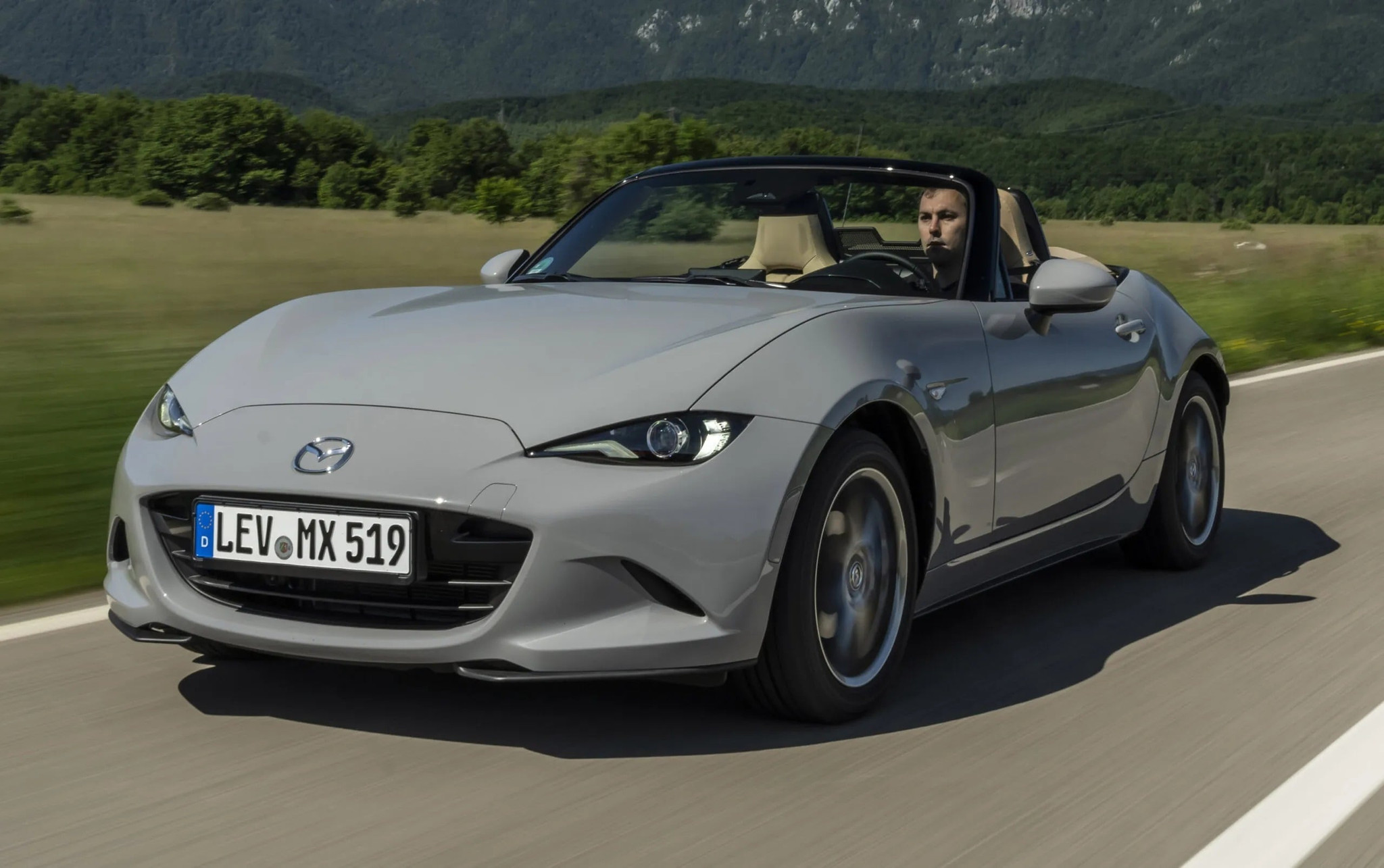 Mazda MX-5 thế hệ mới sẽ trang bị động cơ điện - 1