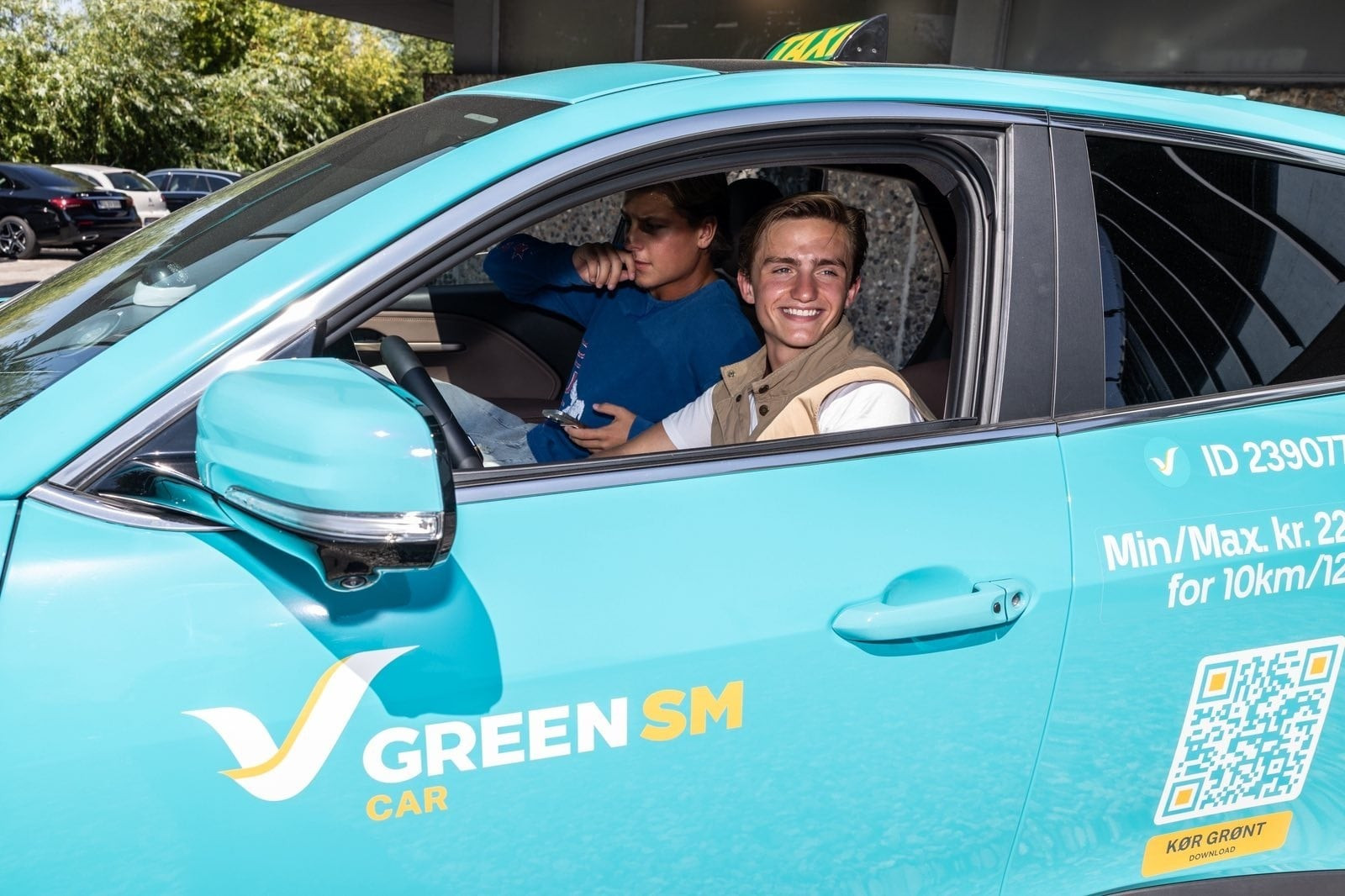 Các khách mời trải nghiệm dịch vụ taxi điện Green SM ngay tại sự kiện khai trương.