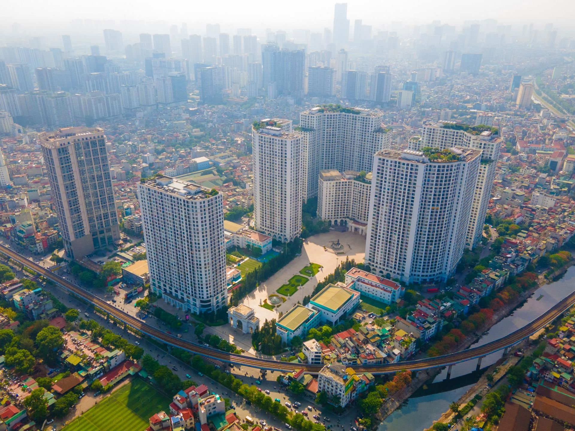 Theo dữ liệu của VARS, trong 6 tháng đầu năm 2026, toàn thị trường ghi nhận khoảng 98.000 sản phẩm chào bán, tăng 50% so với cùng kỳ năm trước. Ảnh minh họa
