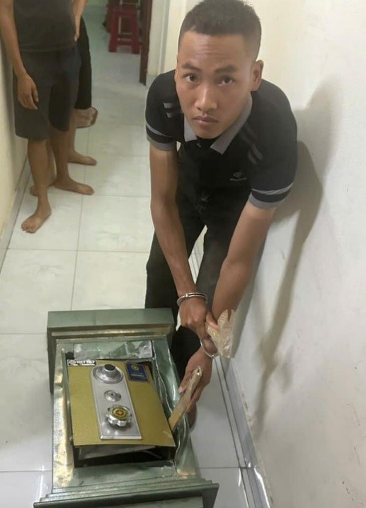 Phá két sắt trộm gần 400 triệu, thanh niên 'vung tay' mua sắm như người thành đạt - Ảnh 1.