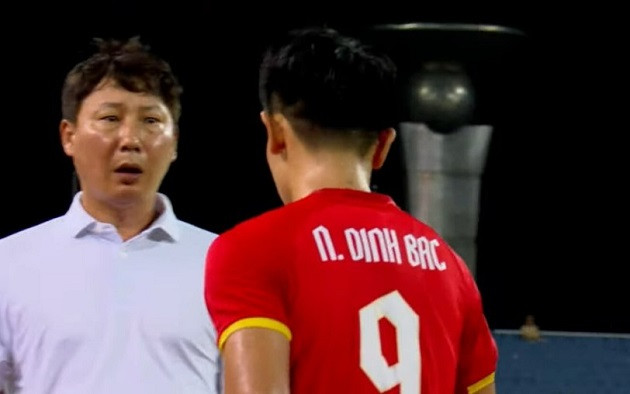 HLV Kim Sang Sik không hài lòng với màn trình diễn của Đình Bắc