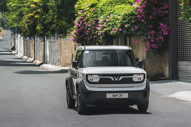 Xe điện VinFast VF 3 sạc pin tại trạm