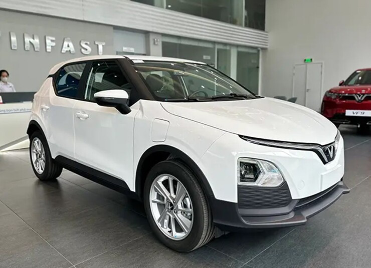 Thiết kế đầu xe VinFast VF 5 với dải mạ chrome hình cánh chim