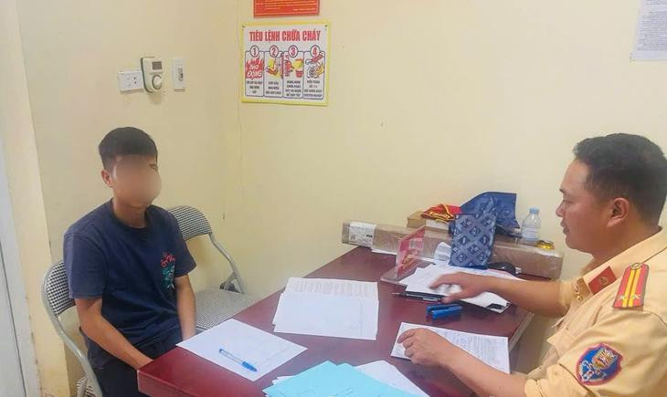 Công an Thái Nguyên triệu tập nam thanh niên thả hai tay, nằm trên yên lái xe- Ảnh 2.