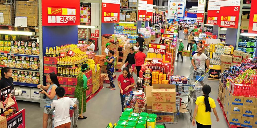 Người tiêu dùng mua sắm tại siêu thị. Ảnh: congthuong.hochiminhcity.gov.vn