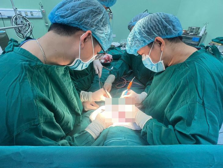 Bóc tách khối u quái nặng 1/3 trọng lượng cơ thể cho bé 4 tháng tuổi - Ảnh 1.