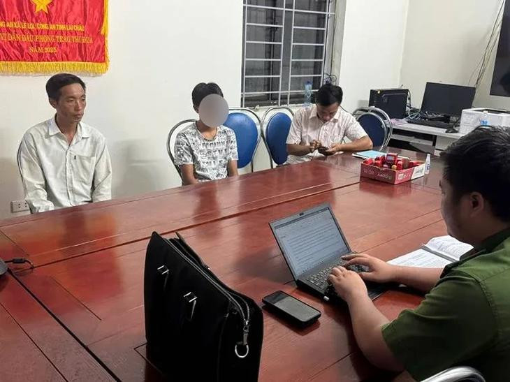 Công an làm việc với thiếu niên gọi điện quấy rối tổng đài 113- Ảnh 1.